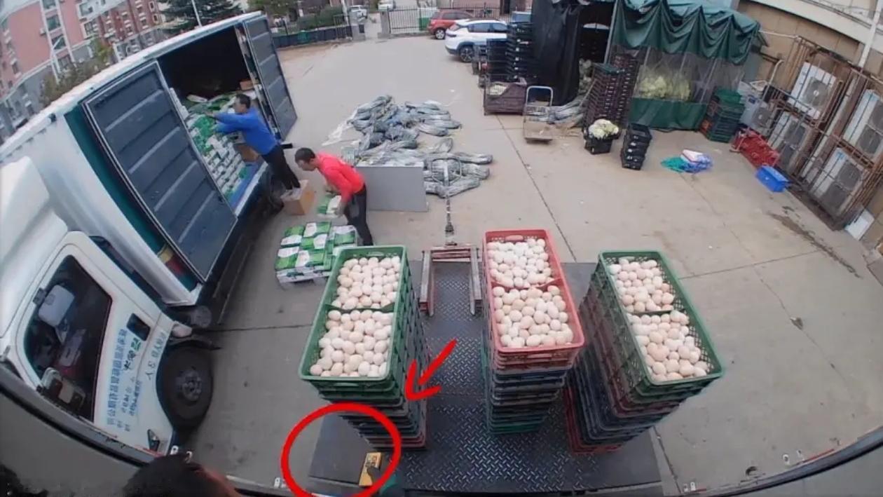 山东威海一仓库新员工搬运鸡蛋时误按按钮，16筐鸡蛋连人一起倾泻下来，员工主动提出