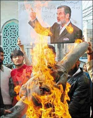 美国搞乱小国基本都会倒台：1、伊拉克萨达姆最终倒台，并被送上断头台；2、利比亚卡