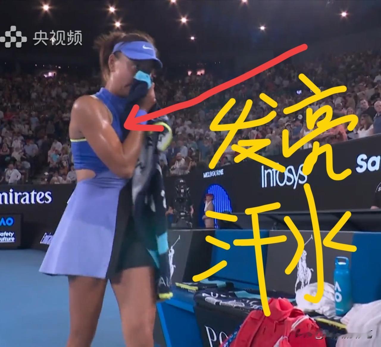 给澳网袁悦一个大大的赞[赞]瞧，拼劲十足的袁悦，满身都是锃亮锃亮的汗水，她拿毛