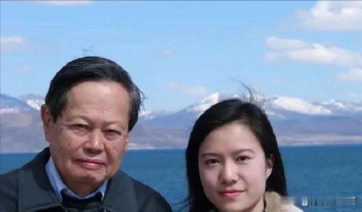 2004年，28的女硕士嫁给了82岁的老人，在当时掀起了波澜，很多人都怀