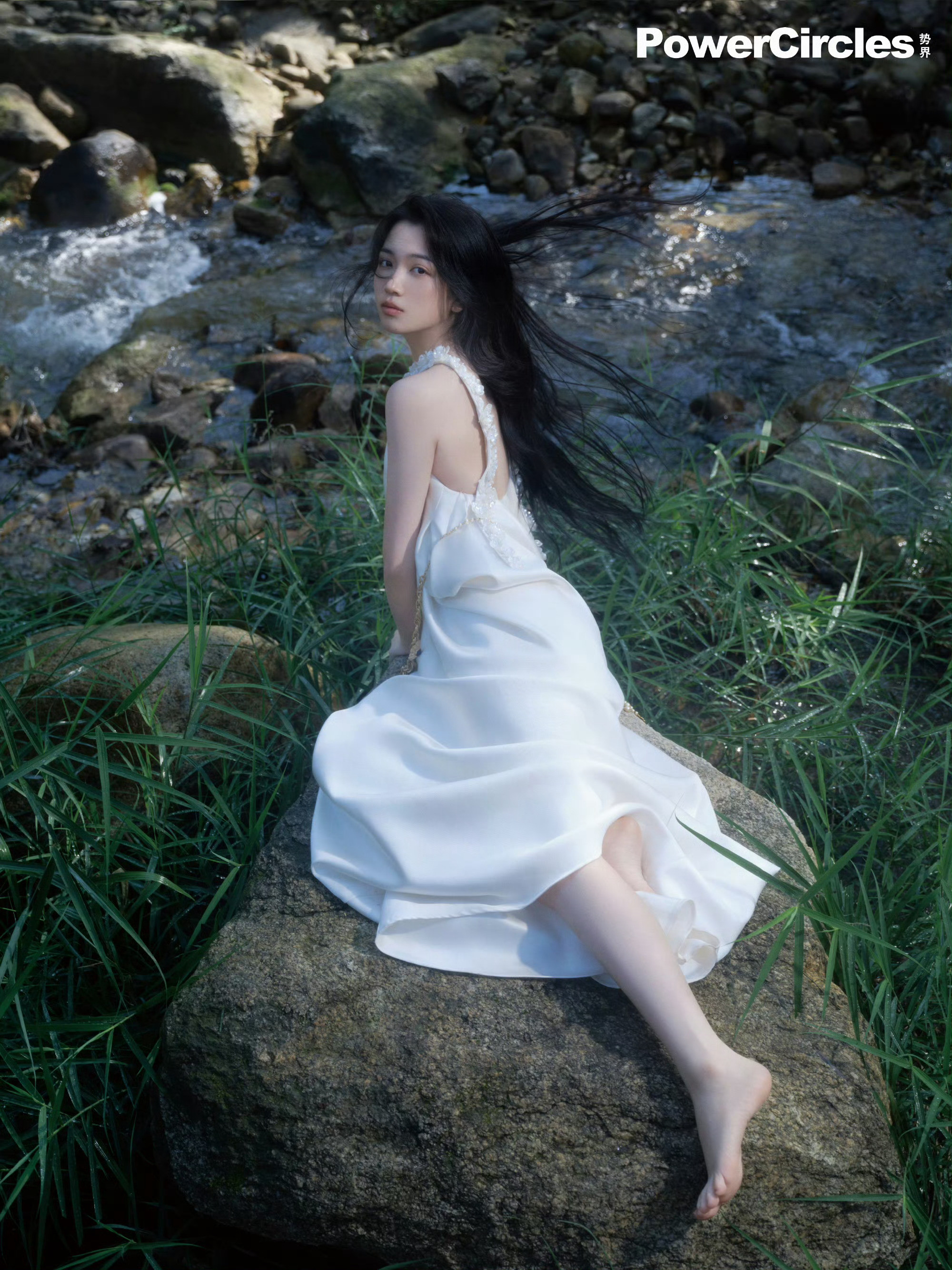 代露娃势界十月封面代露娃双生少女大片当世界一分为二，谁在筑起铠甲，守卫最后的心火