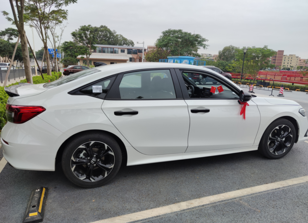 刚毕业的大学生买思域，练车三天感受本人刚毕业的大学生，首付父母给的，自己给月供