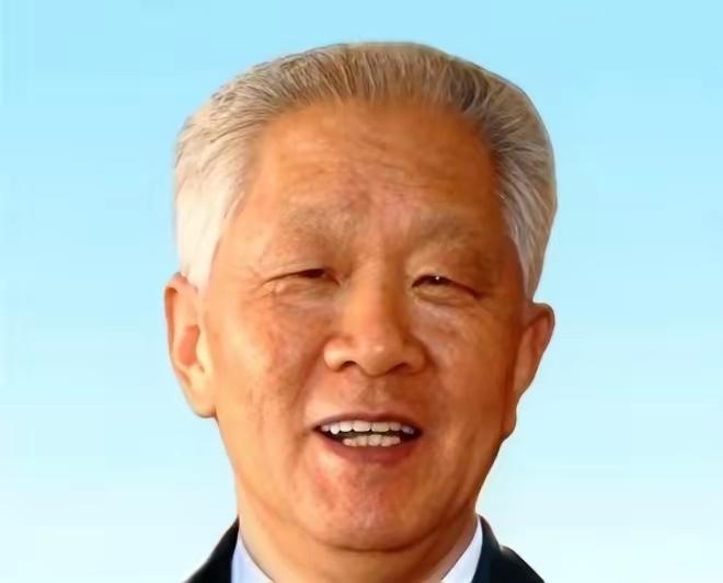 人走了，按规矩，八宝山。这是多大的荣光。可他秘书，跟了40年的那个人，站出来说