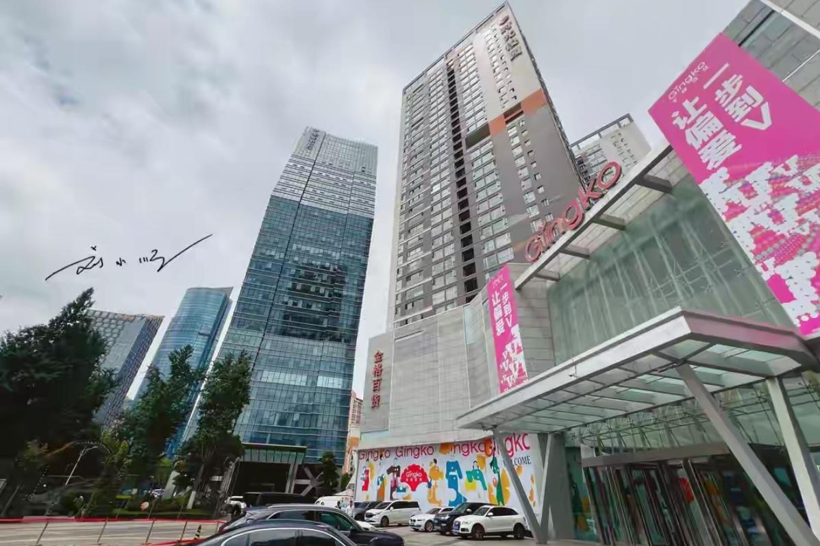 🔥炸锅！LV突然宣布关闭昆明金格门店，2月底最后一天营业。曾经的顶流奢店为何退