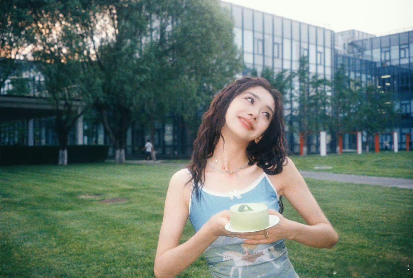 咸鱼王廖停雁是王影璐的王王影璐戴咸鱼王冠的样子挺有意思，一脸正经的表情，不看声