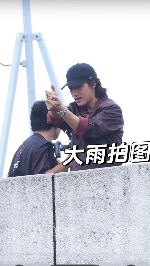 《烈阳之上》广州片场持续释出新路透，此沙港风造型韵味十足，短发清爽利落，两种风格