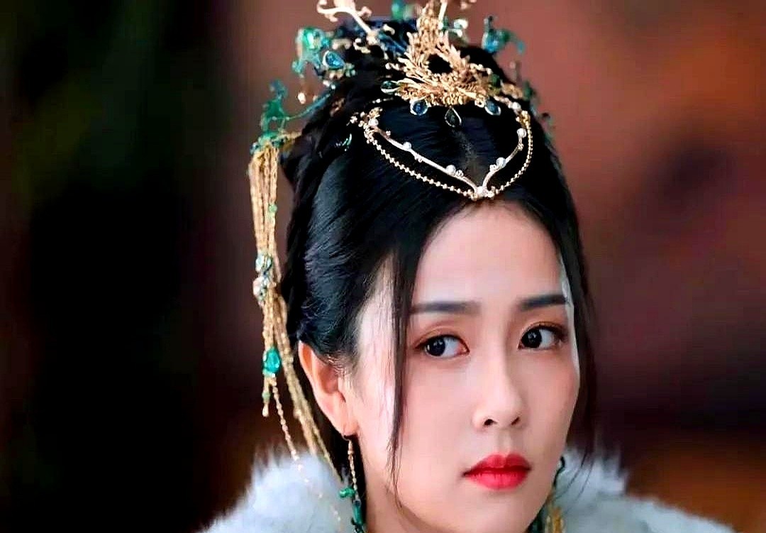白鹿与于正公司续约了。要说这续约背后的门道，说白了还是那句话：网红出身到