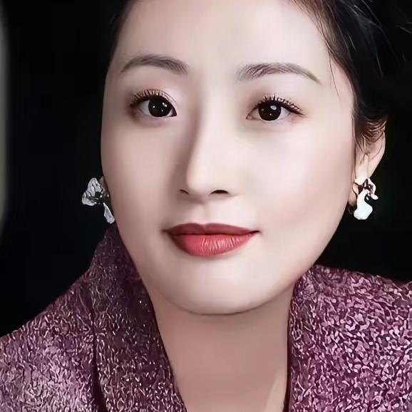 宗泽后和杜建英估计都没想到,大小姐不仅回来了,连得力帮手严雪峰也一起回来了。