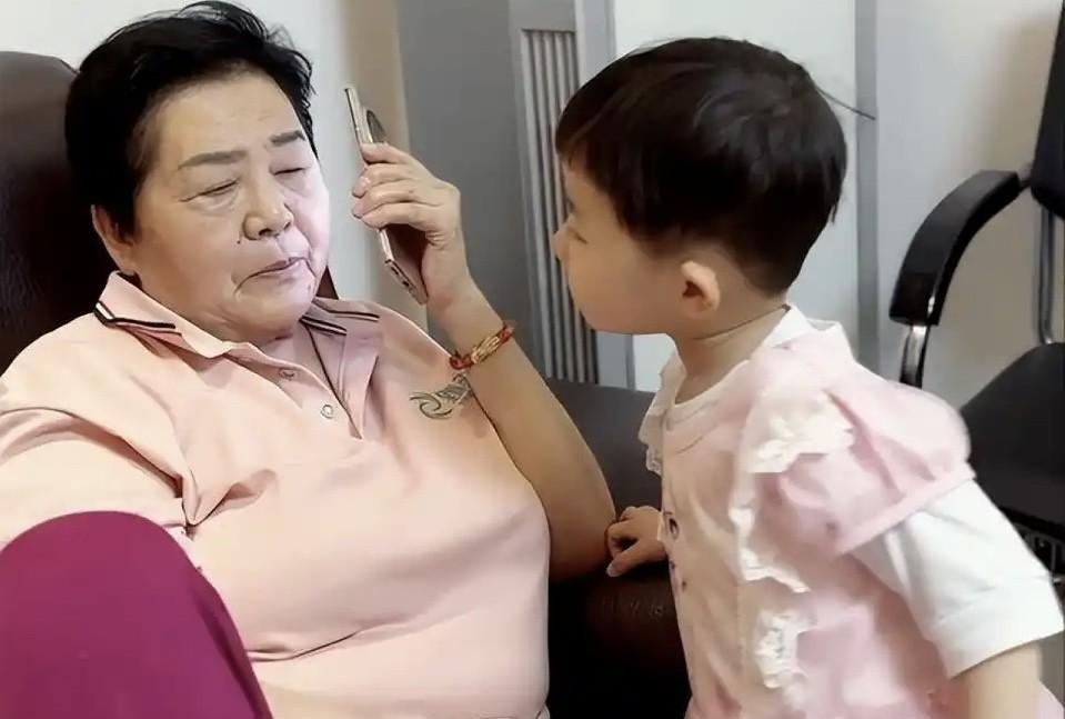 为小天赐感到悲哀。幼儿需要陪伴，需要陪她嬉闹、陪她探索世界，74岁老人还有这精力