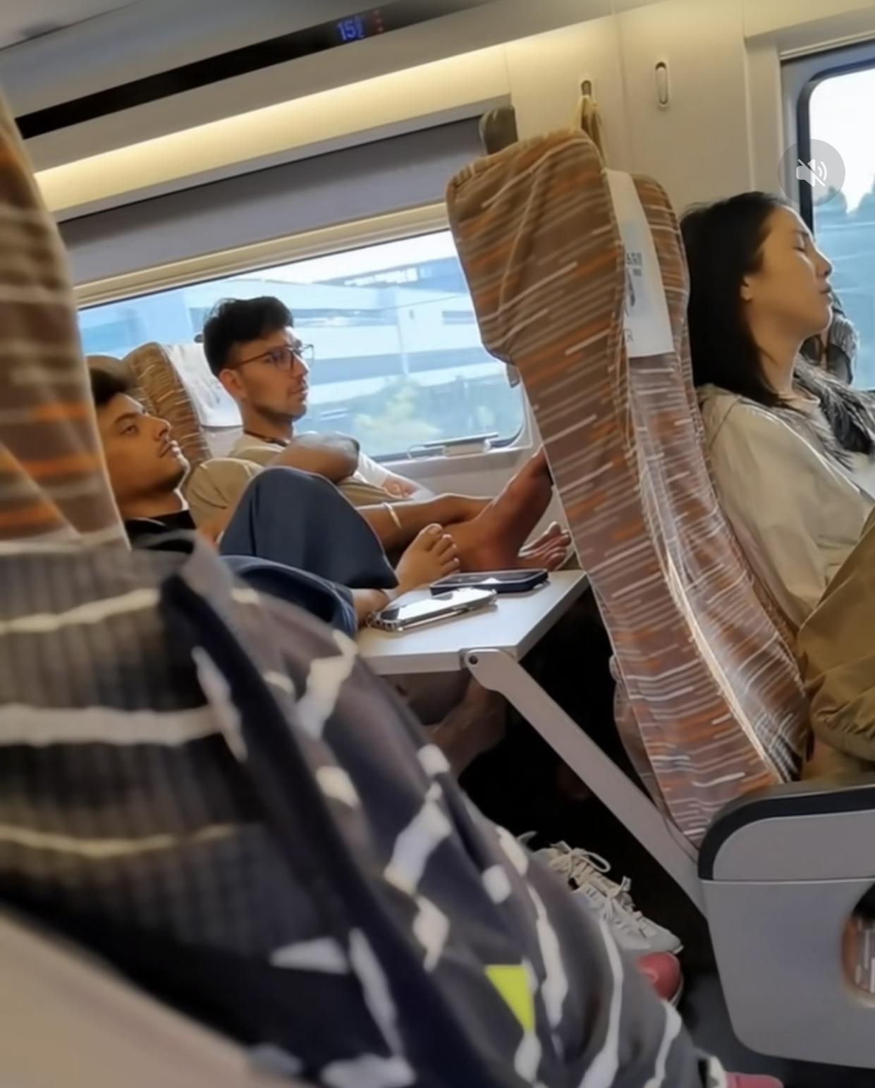 “文化不敬”有时候比文化入侵还要麻烦这是一位网友在高铁上（隐蔽）拍摄的画面，两