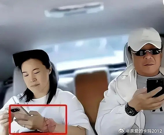 昨天去理发。看见一个小姐姐提着一个爱马仕包包进来，接待的店员也是识货的，接过小姐
