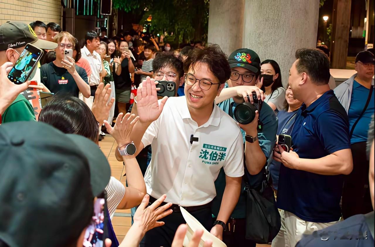 王世坚一开始力挺台北市长蒋万安无人能敌，沈伯洋被征召为台北市长候选人后，吴思瑶成