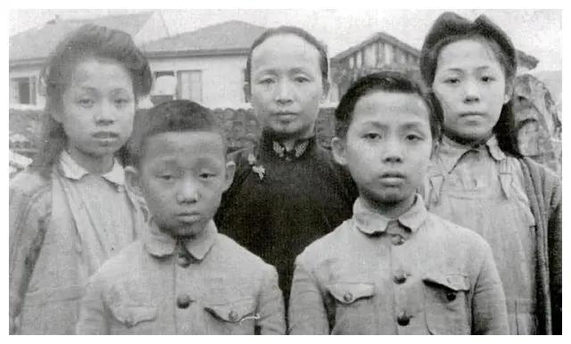 1949年，谢晋元的遗孀向陈毅要了一个房子，陈毅就把吴淞路466号送给她，几天后