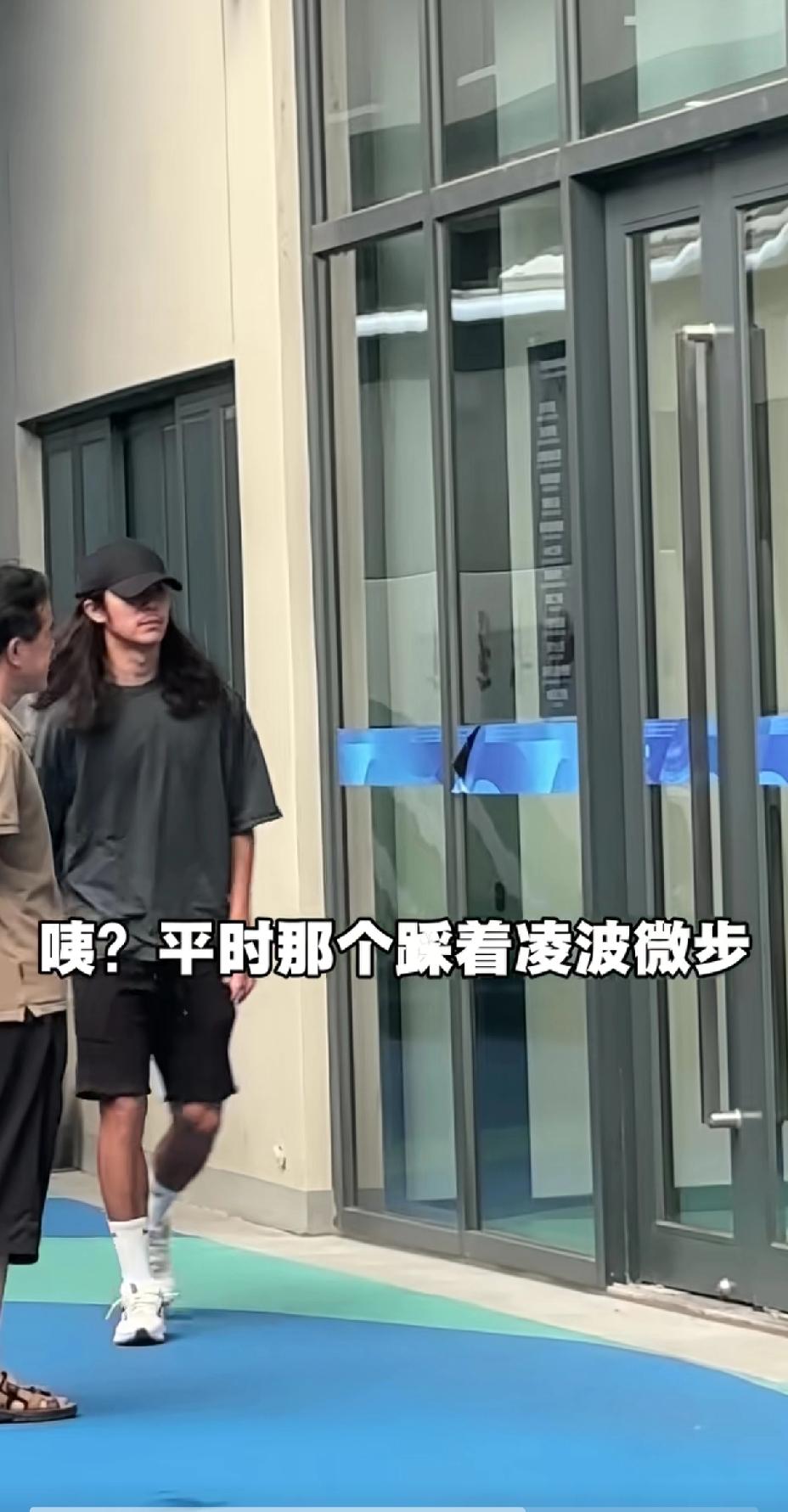 一头飘逸的长发，是他最大的标志，这在中国足坛是极其少见的。他就是浙江队中场悍将