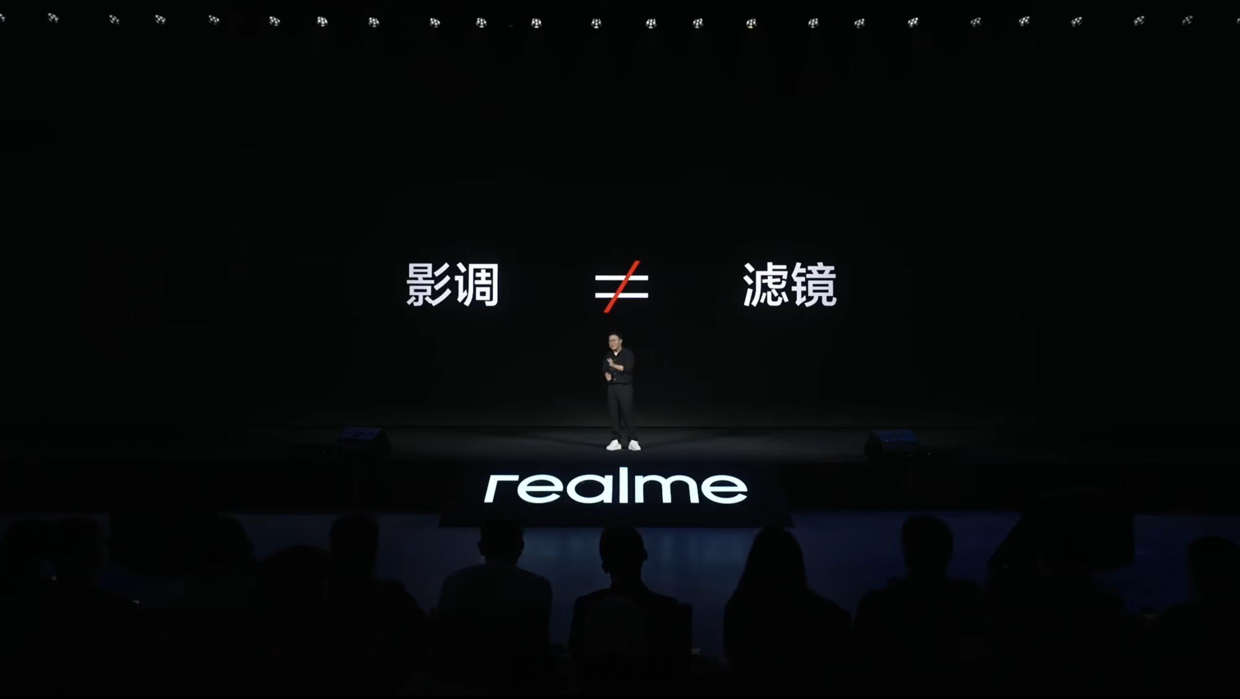 影调和滤镜是不一样的，这也是为什么过去滤镜相机没有现在影像联名火。真我GT8