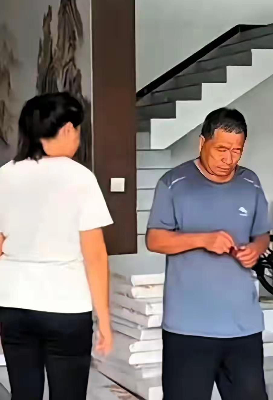 父亲去女儿家做客，饭后点根烟被女儿轻声劝去厕所抽。老人当场没吭声，夜里一个人拿冷