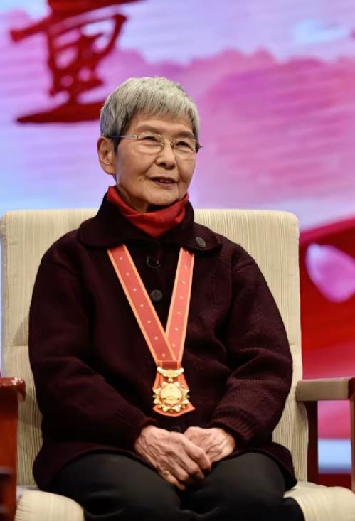 全网愤慨！何等讽刺！守护敦煌一辈子的国宝级院长，年薪仅20万。而一位24岁的外籍