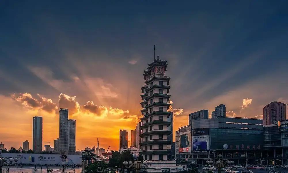 郑州房价五年跌掉三成，名门国际从一万八掉到七千，二十一世纪社区更狠，一万六剩五千