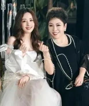 传闻，向太一直想要找一个漂亮的儿媳妇，改善向家的基因。“我相中的第一个人是柏芝，