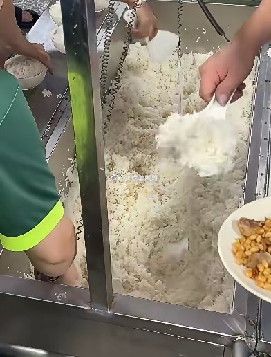 食堂用弹簧悬挂饭勺解决某些人往饭里丢饭勺不卫生的难题谁想出的点子，为他点赞👍?