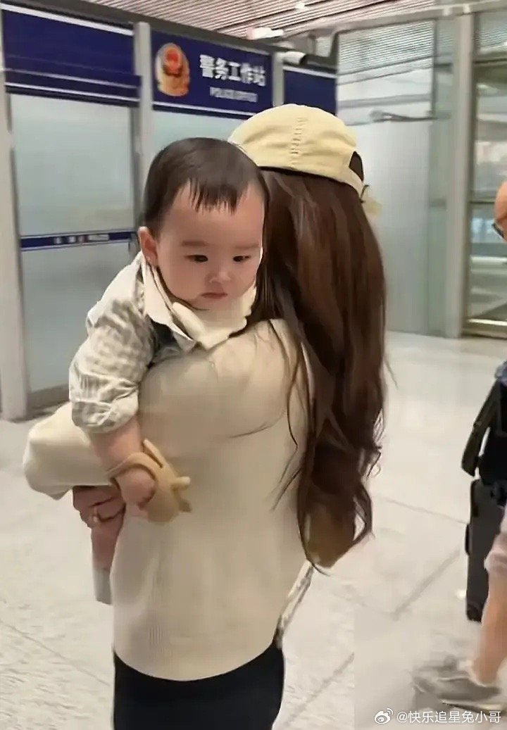 马筱梅带娃回台北看玥儿姐弟，马筱梅两口子带着汪宝儿回台北了，趁着周末陪陪玥儿姐弟