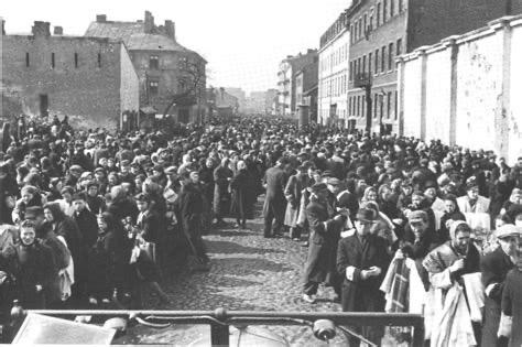 1944年，盟军进入反攻阶段，发生了两起起义事件，即华沙起义和巴黎起义，两个事件