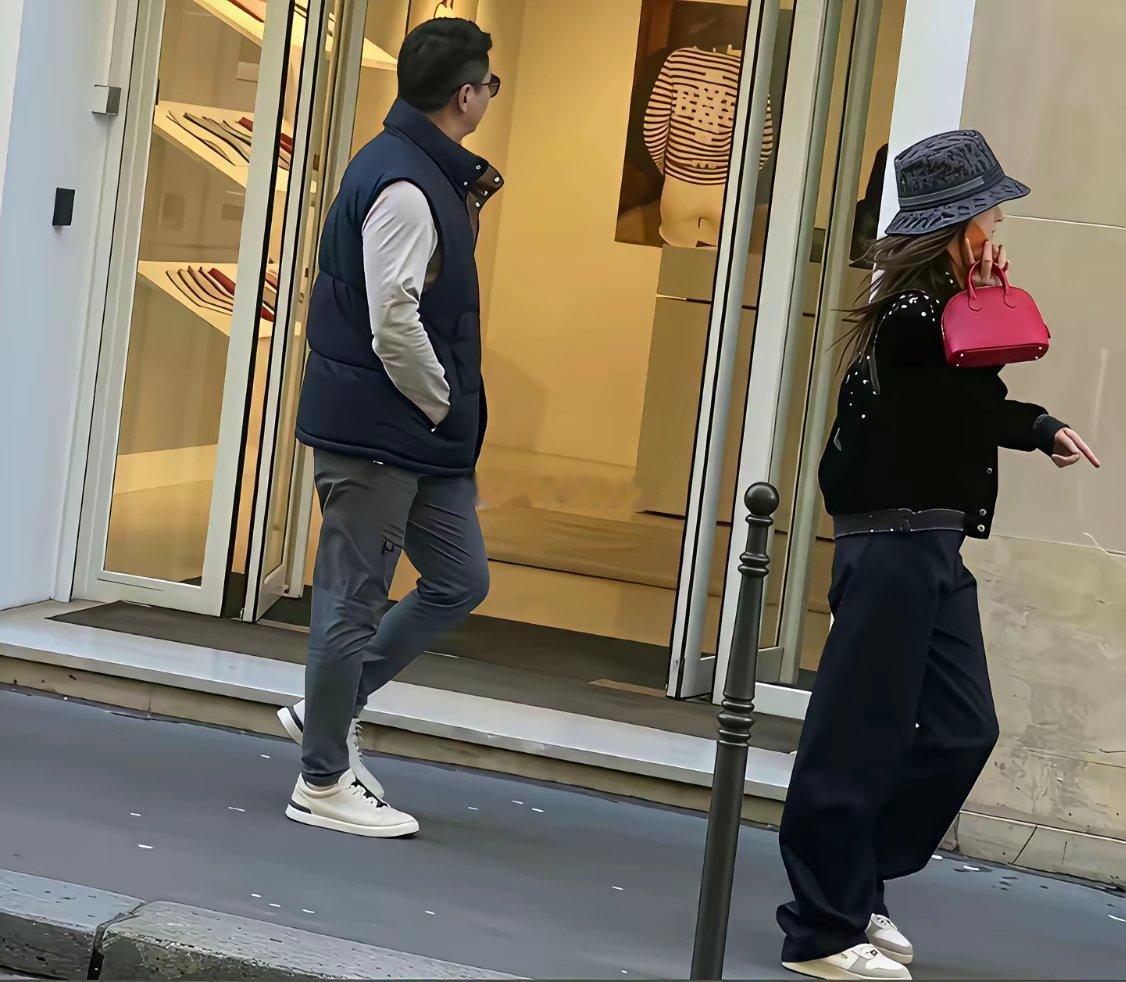刘强东携小娇妻奶茶妹在法国巴黎街头逛街时的一幕​​​