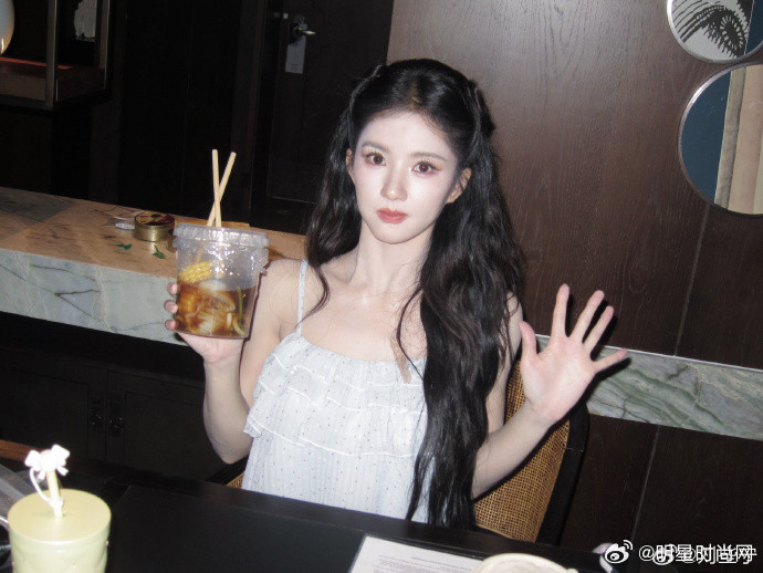 刘些宁小猫本体来的认证这个刘些宁猫塑这么可可爱的样子，真的是美而萌之呀，不得不