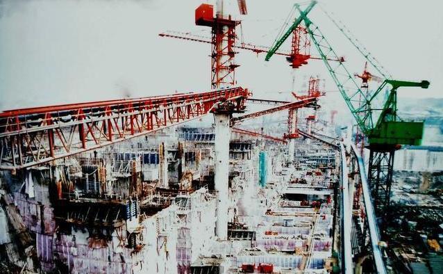 敢破产就收购你！”2000年，三峡工地美国塔带机垮塌，致34人伤亡，对方想破产保