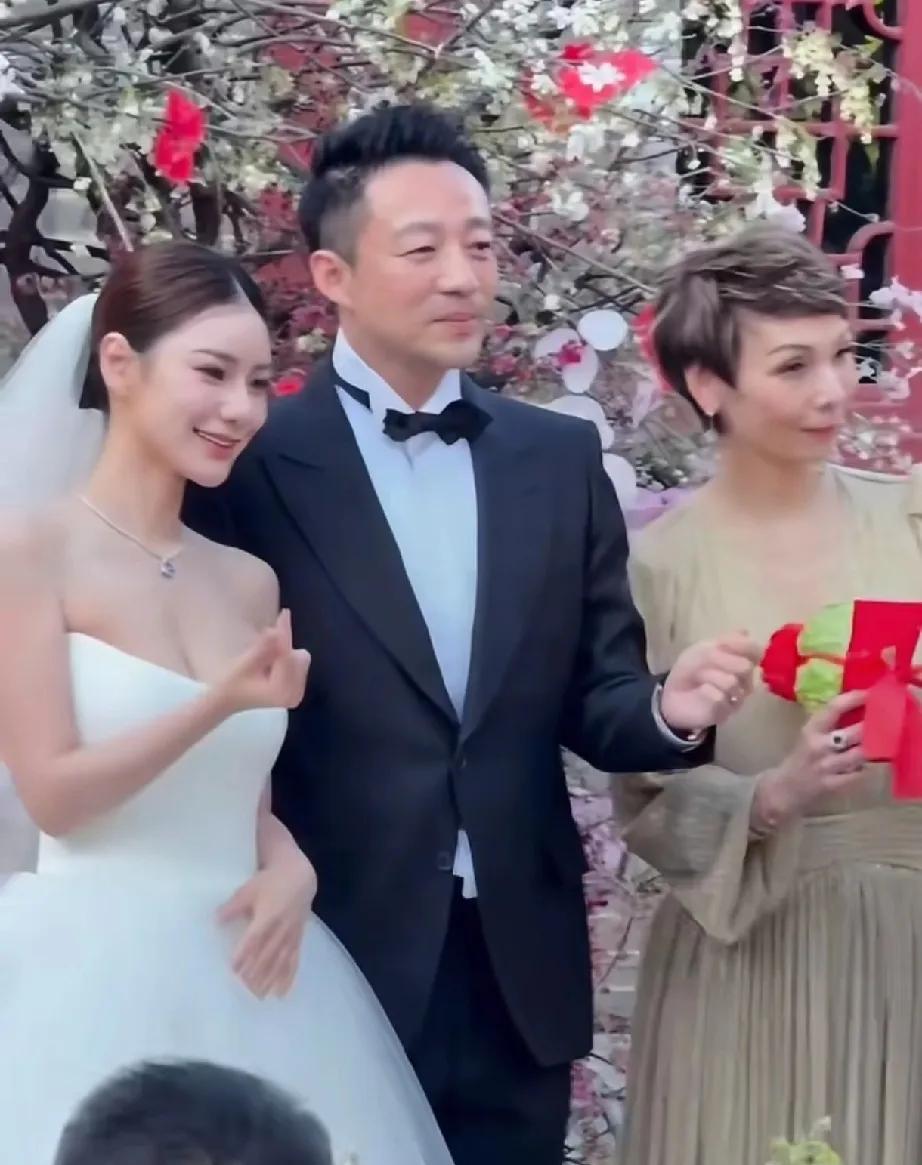 谁能想到啊！汪小菲和马筱梅俩二婚的，婚礼愣是整得比头婚还排场！直接包下朝阳公园郡