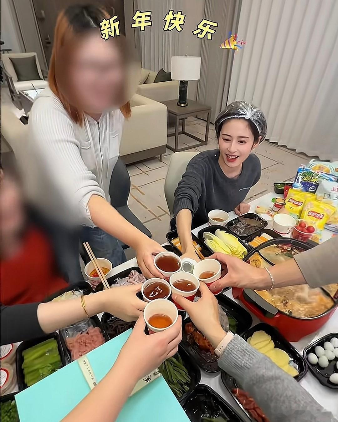 颖儿请团队吃火锅，怕头发沾味戴头套，无名指婚戒引关注​