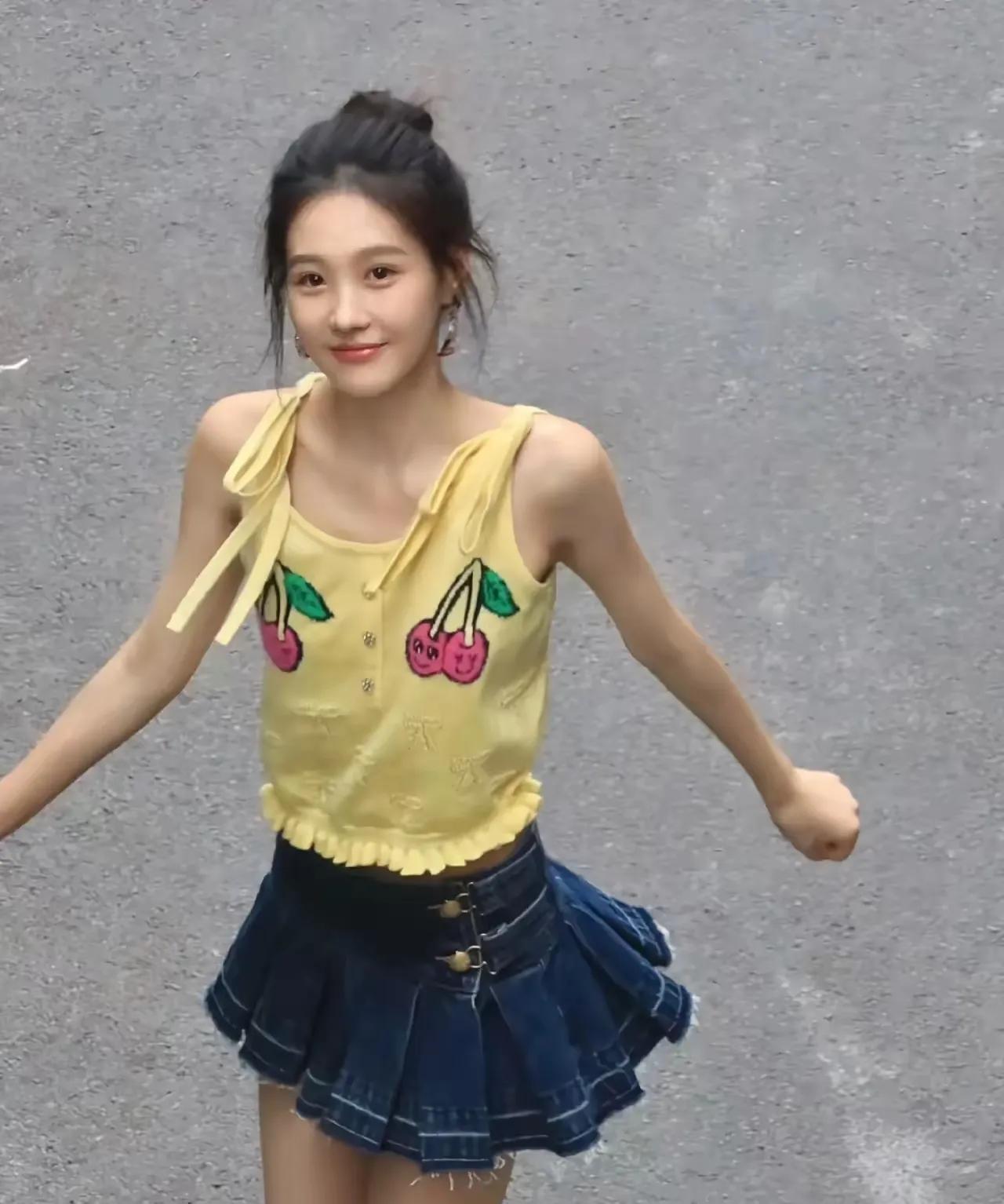 女生长相甜美可爱，虽然有些地方平平无奇，但还是会成为很多男生心目中的白月光，大家