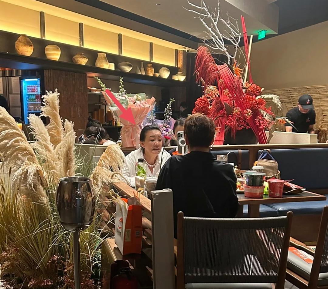 67岁张兰在石家庄一家餐馆吃饭，一边吃一边直播，精气神十足，实在让人佩服！