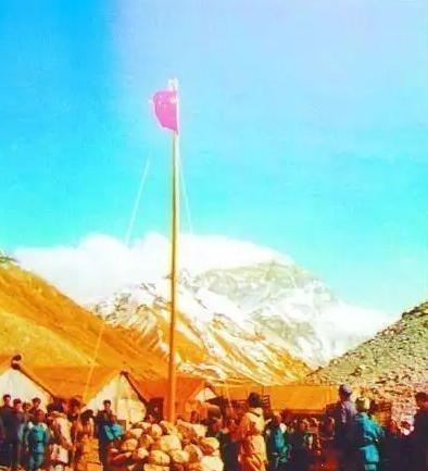 1953年，尼泊尔想把珠峰全部划到尼泊尔名下，理由就是：你们中国人都没上去过，怎