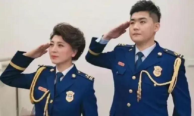 闫学晶母子被嘲没文化却能上中戏，话题冲上热搜。网友说她自己小学文凭演将军，儿子