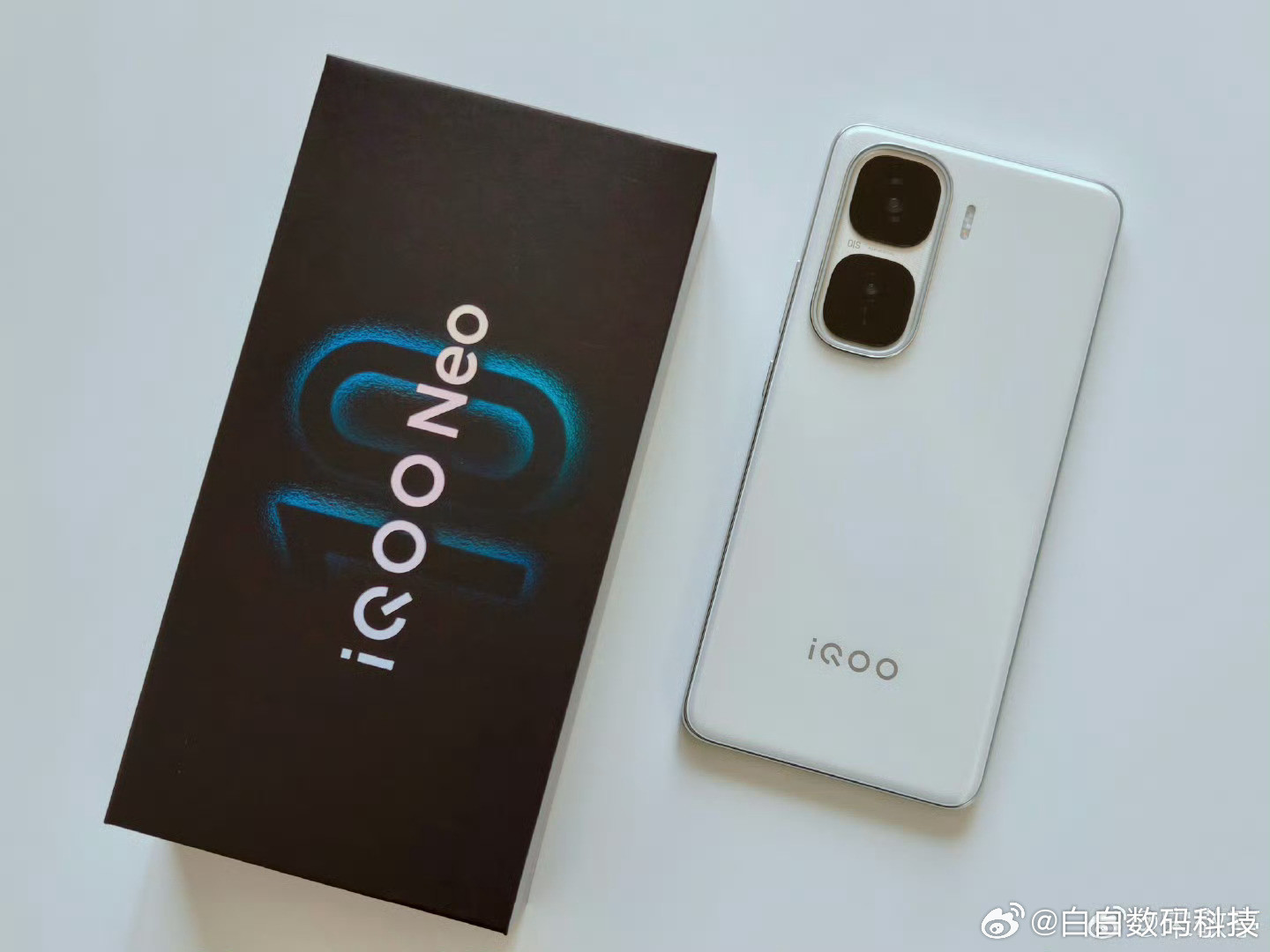 iQOONeo10Pro+驰光白这颜值还是非常好看的，又一款满配直屏电竞旗舰