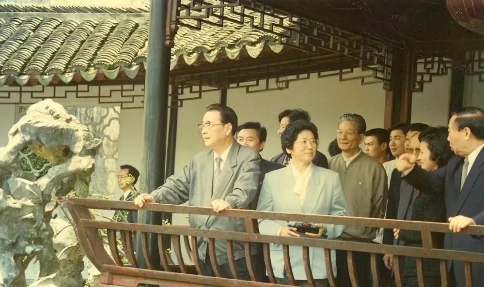 1998年4月15日，李鹏夫妇来到江苏苏州，参观退思园。退思园位于江苏省吴江区同