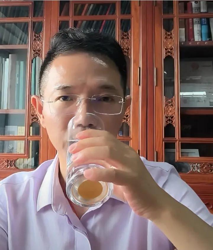 李律今天下午直播说，今天是星期一，一个繁忙正常的工作日！谢谢你们的爱心，谢谢，