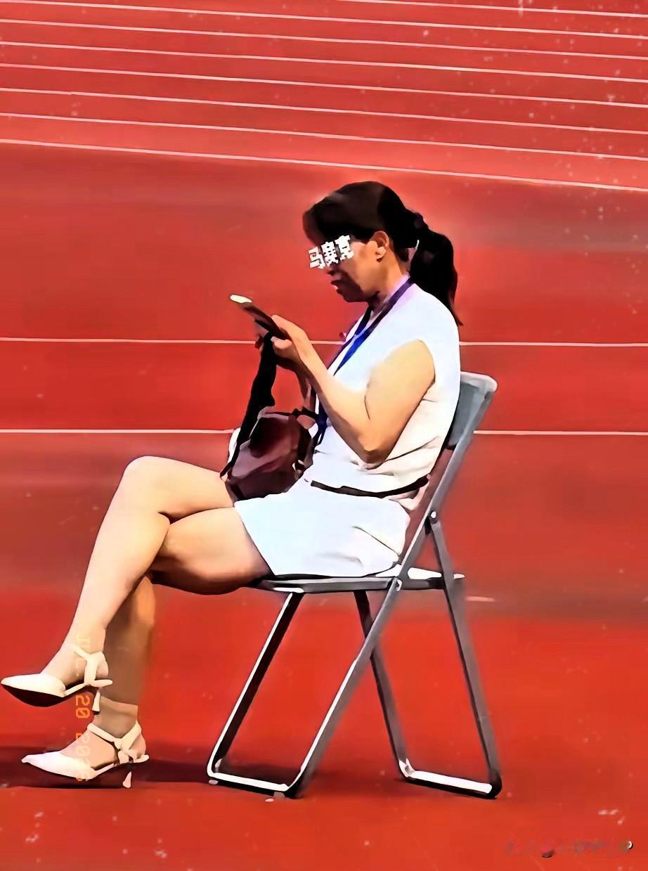 全网都在找这个甘肃陇超的女子是谁，她坐在一张椅子上，翘着二郎腿，刷着手机，脖子上