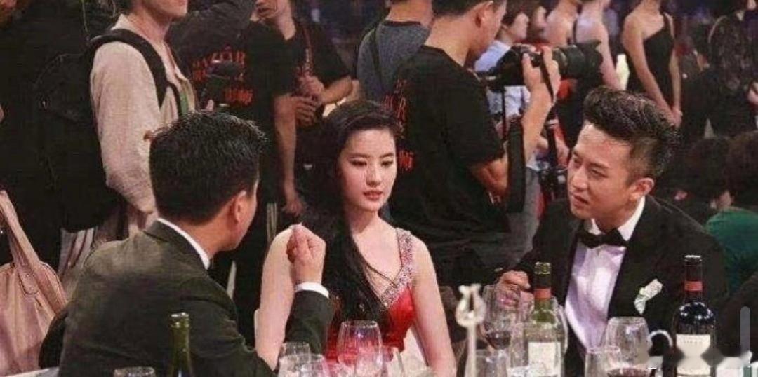 刘亦菲：要不我先起个身，你俩在这儿慢慢聊～