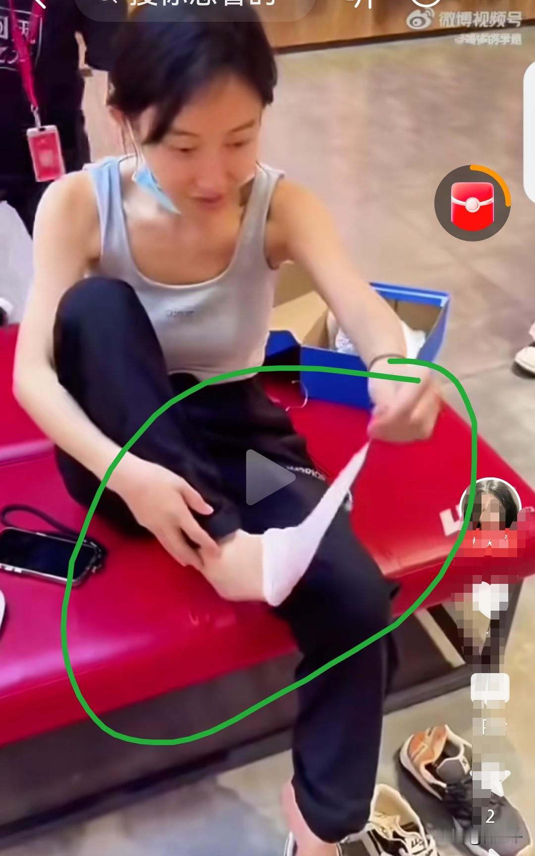 冯提莫，你这是什么艺术行为？刚刚把脚丫子从球鞋里放出来，就开始脱白色袜子，然后拿