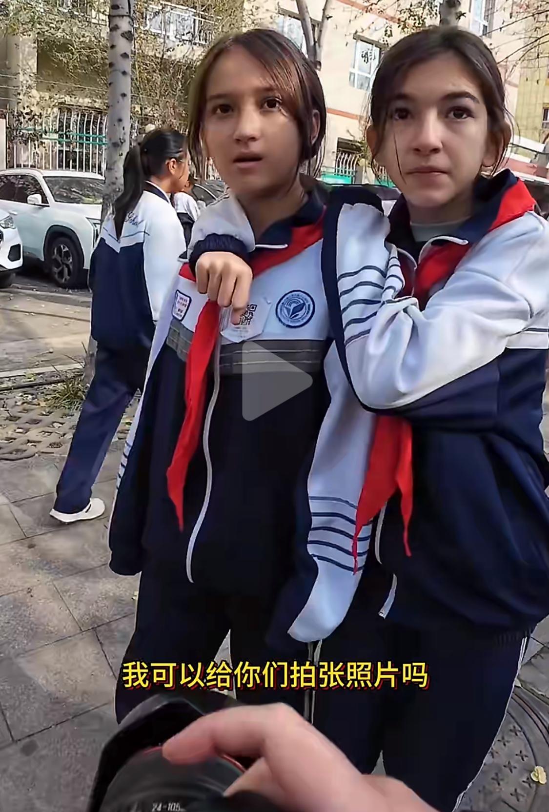 去新疆拍维族学生，已经成最新自媒体赛道了！在自媒体竞争越来越激烈的今天，各路赛