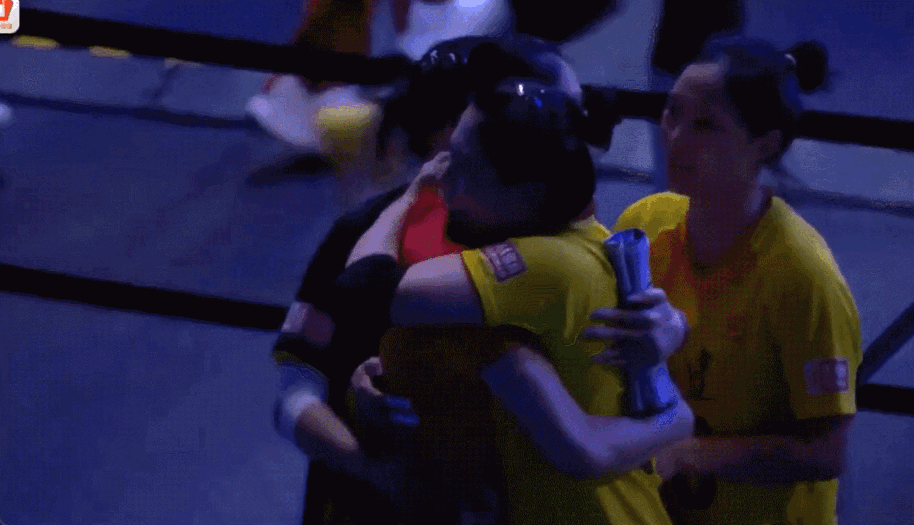 庄宇珊哭成了泪人[哭哭][哭哭]逆转上海女排拿到铜牌后，庄宇珊抱着进场打决赛的吴