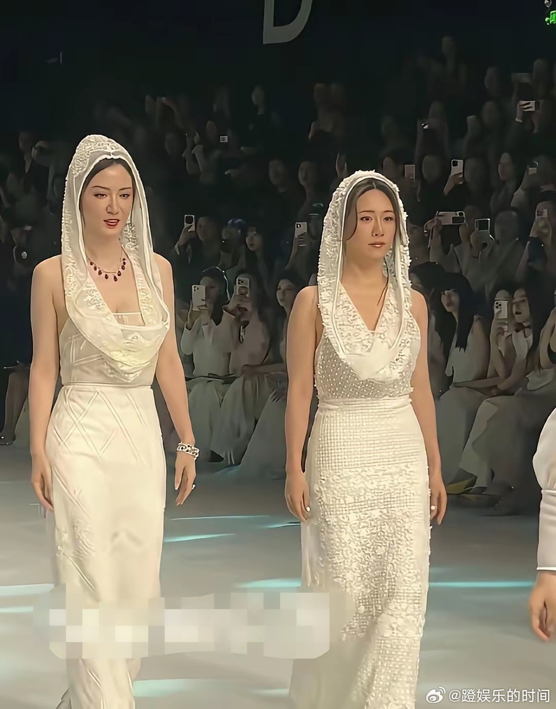 刘芸肯定特别后悔，怎么就和张萌选了同款裙子走秀