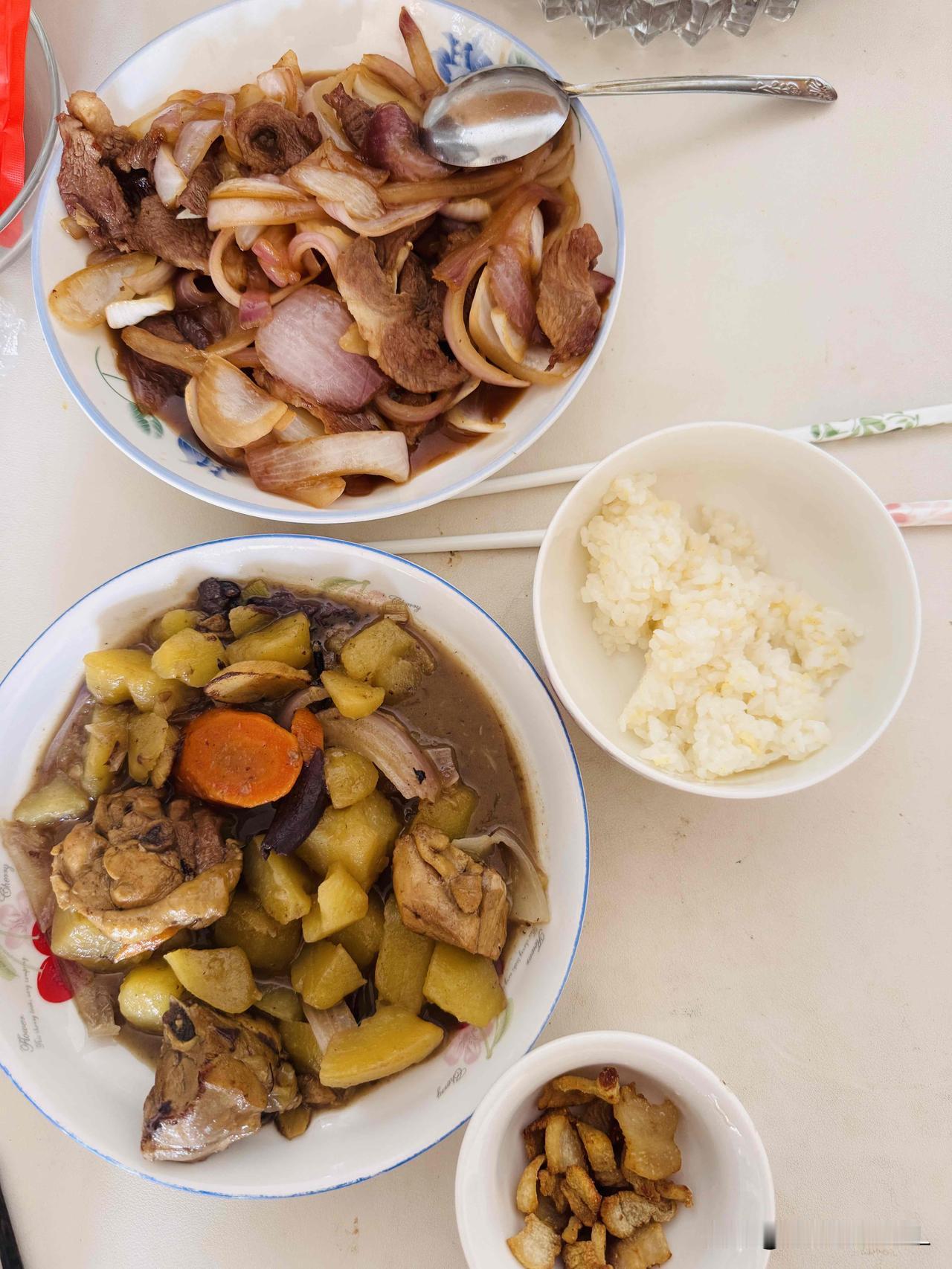早饭，元葱炒猪肉片，土豆蘑菇炖鸡腿，（昨天吃剩的）。主食，大米饭。吃完早