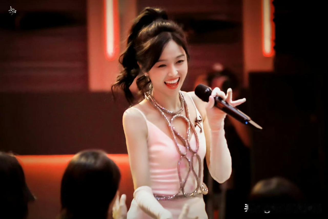 什么样的标准堪称美女？看看吴宣仪就知道了。在《新手驾到》录制现场，她一身全白l