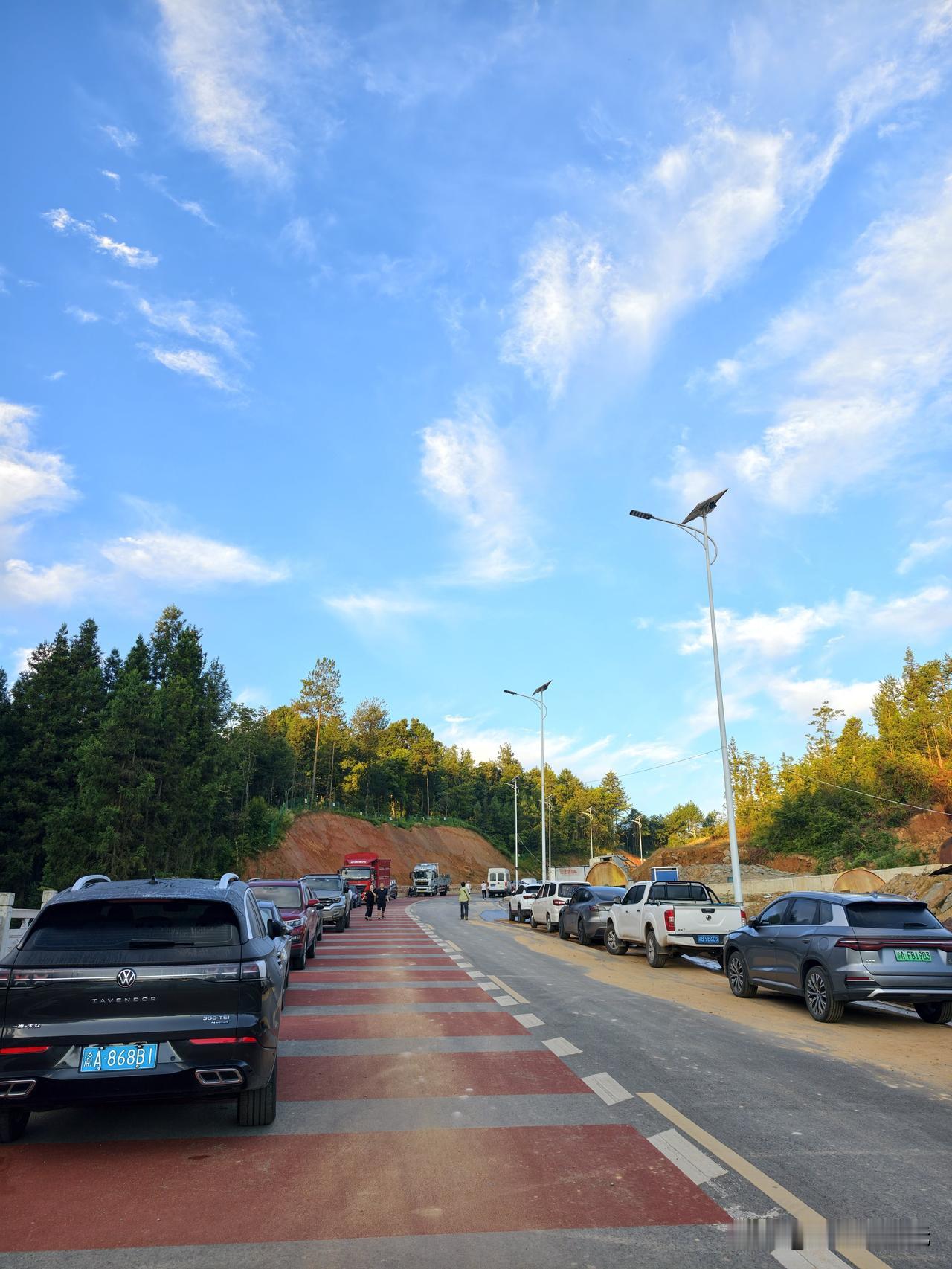 主城持续高温，近日40℃酷暑，避暑大军涌入黄水。近日的黄水，车水马龙，人流