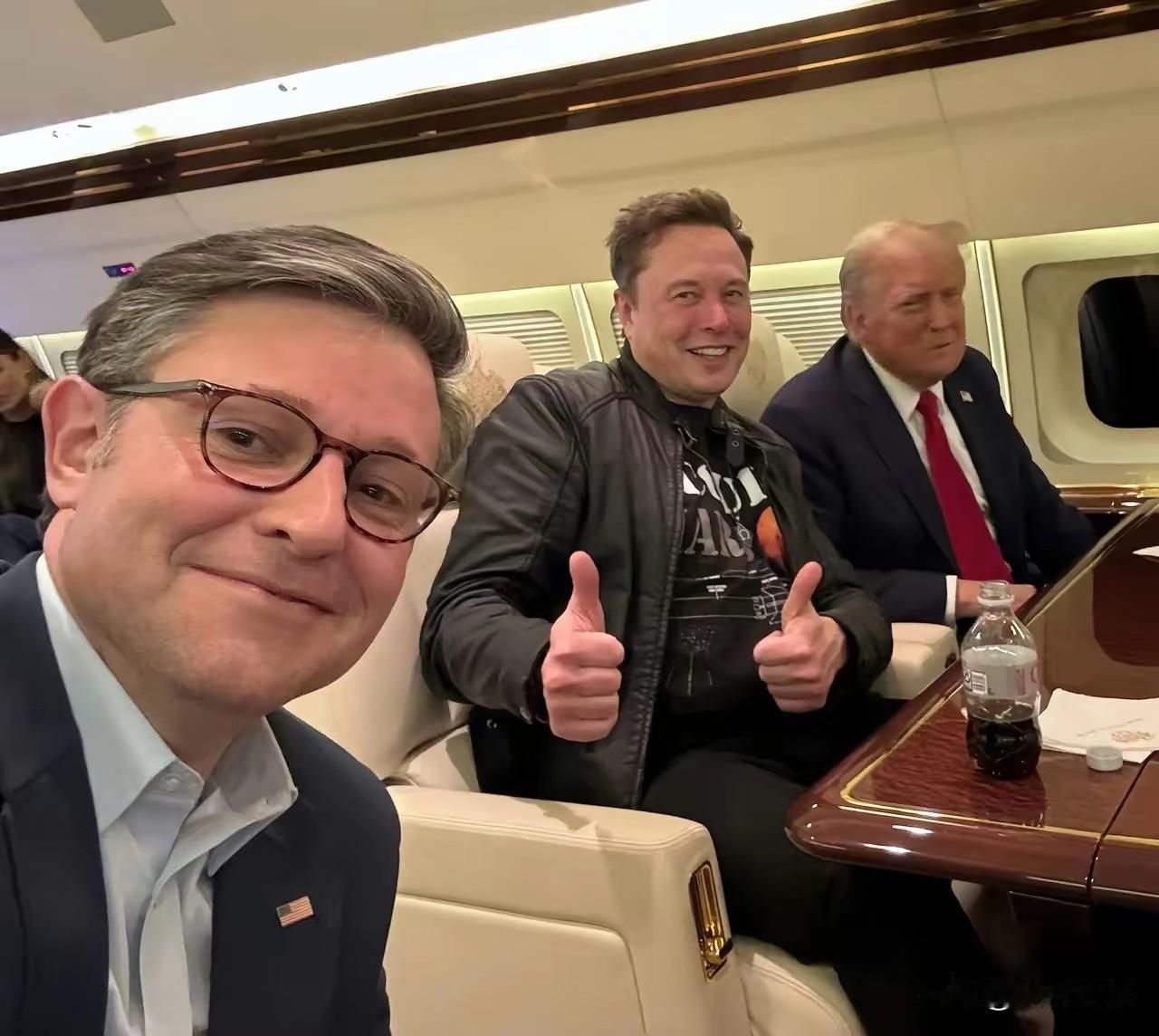 马斯克和老特在一起，不知道这是最近的事，还是以前的照片，不管怎么说，尽管这两个人