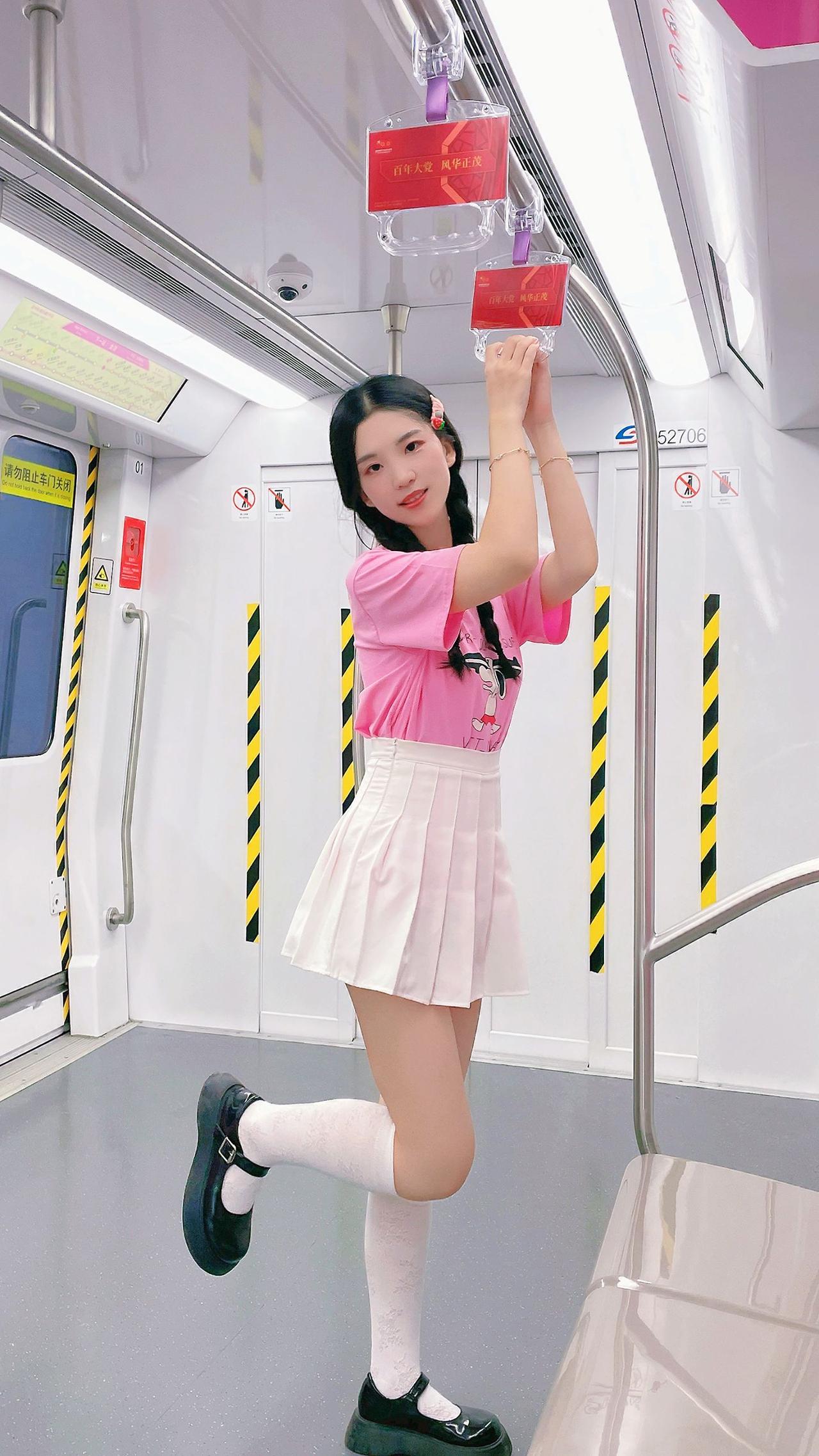 遇到这么甜美的小姐姐，今天的快乐值直接拉满！美女御姐JK今日穿搭