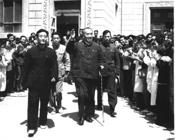 1961年5月5日，朱德在石家庄视察华北制药厂。
